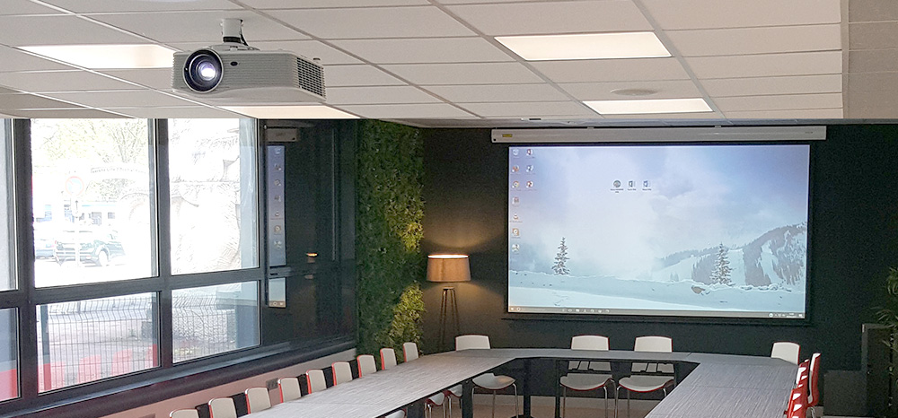 Salle avec vidéoprojecteur interactif