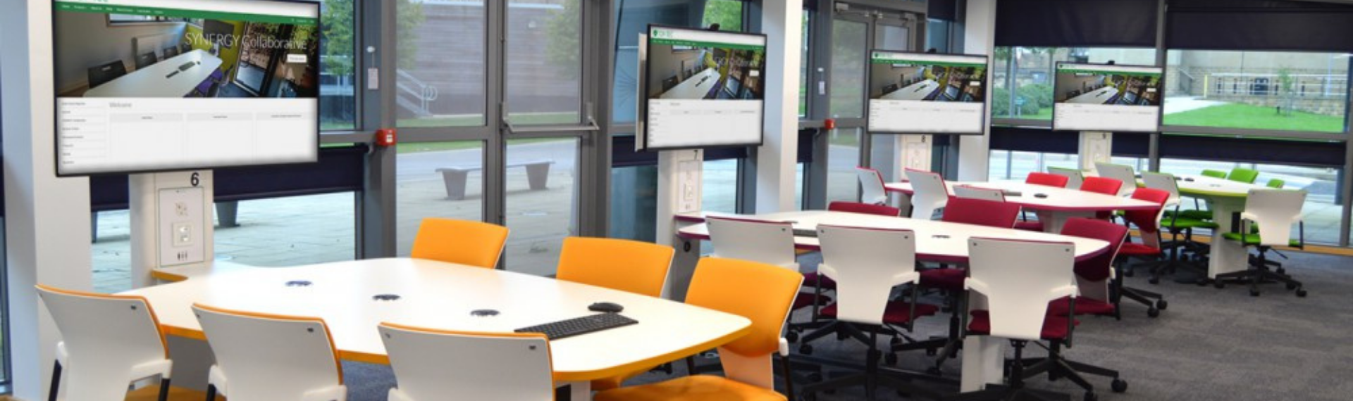Table collaborative avec écran intégré