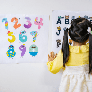 Élève qui compte et lis l'alphabet sur papier