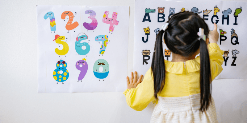 Élève qui compte et lis l'alphabet sur papier