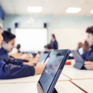 Élèves face à leur tablette