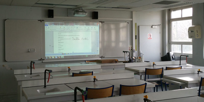 Salle de SVT et physique-chimie équipée d'un tableau blanc et d'un vidéoprojecteur