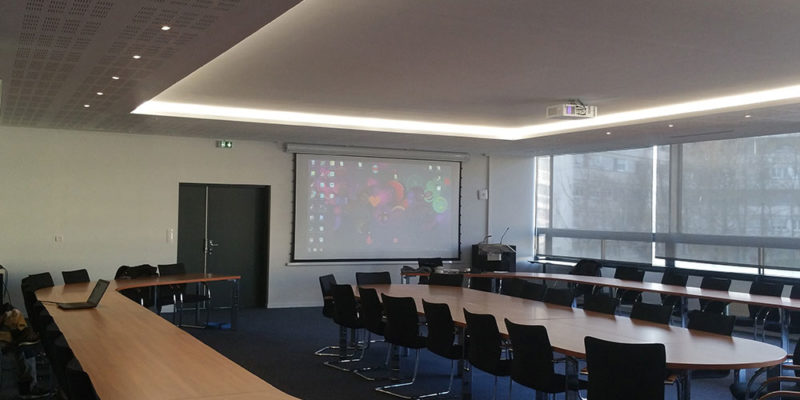 Installation d'un vidéoprojecteur dans une salle de réunion