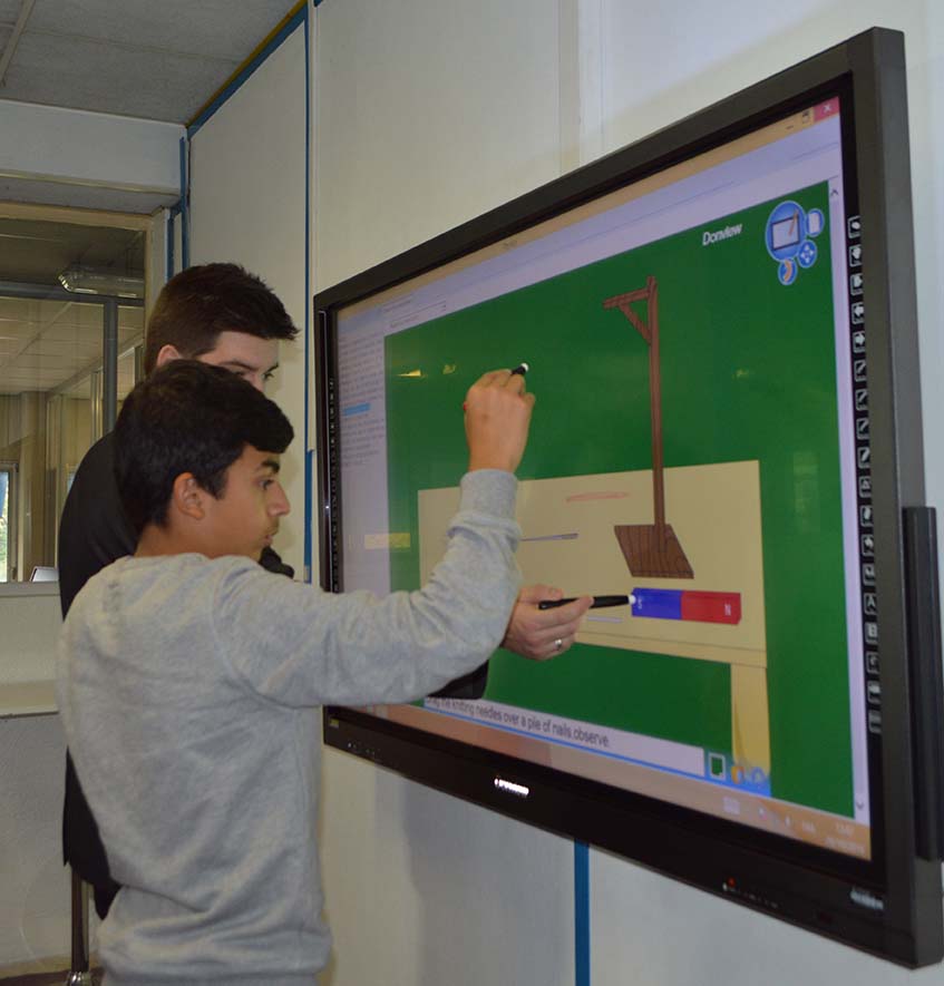 Jeunes entrain d'écrire sur un écran interactif Donview avec un stylet