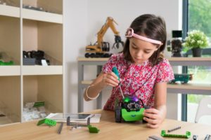 Montage du robot pédagogique Q-scout par un enfant