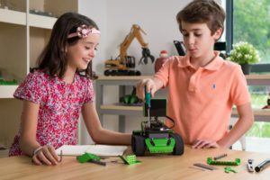 Enfants entrain de monter le robot pédagogique Qoopers