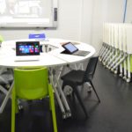 Salle de classe équipée de tables collaboratives mobiles