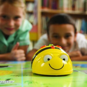 Enfants qui jouent avec le robot pédagogique Beebot