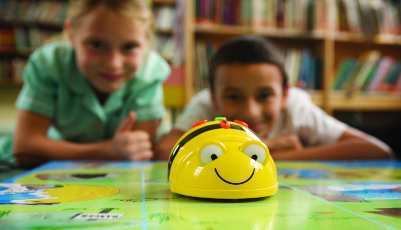 Enfants qui jouent avec le robot pédagogique Beebot