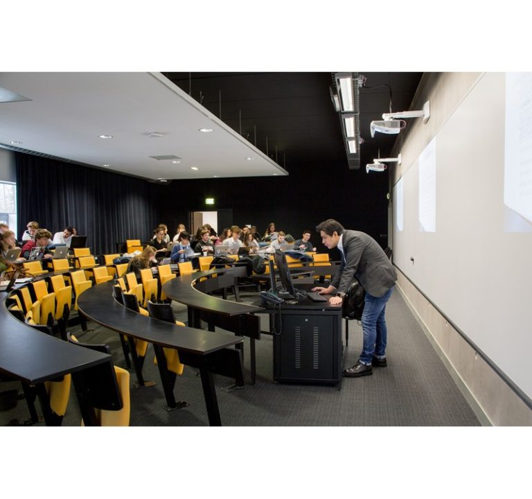 Grand mur d'écriture et de projection dans un amphithéâtre