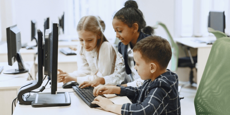 Enfant d'école utilisant un ordinateur portable. École enfant de 7