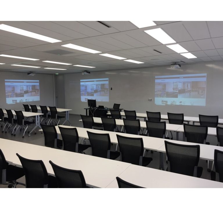 Grand mur d'écriture et de projection dans une salle de cours