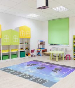 Projecteur interactif dans une salle de classe école maternelle