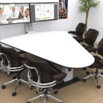 Table collaborative avec écran intégré installé dans un bureau