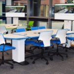 Bureau équipé de tables collaboratives de 7 places avec écran intégré