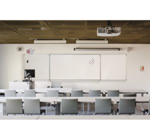 Tableau blanc Vanerum installé dans une salle de cours