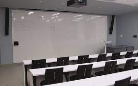 Tableau blanc Vanerum installé dans une salle de classe