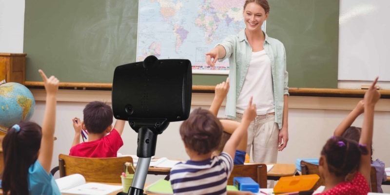 Robot de télé présence placé dans une salle de classe