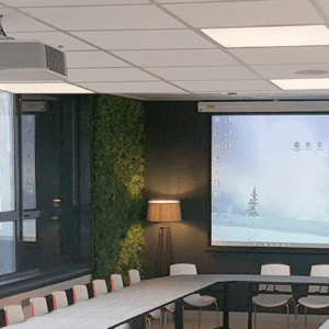 Vidéoprojecteur fixé au plafond