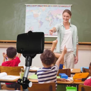 Robot de télé présence placé dans une salle de classe