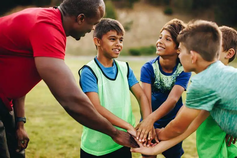 Enfants qui coopèrent en groupe sans écrans