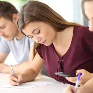 Fille en train d'utiliser son téléphone en classe