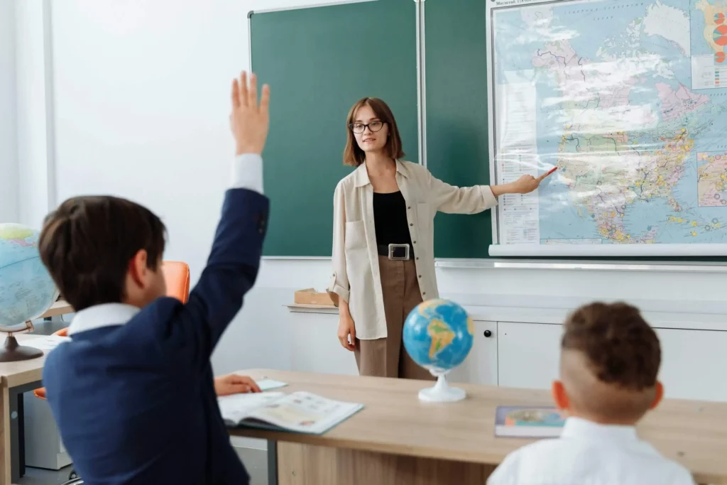 Élève actif et concentré en classe