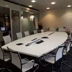 Découvrez nos tables collaboratives, idéales pour équiper vos salles de réunions et salles de conseils