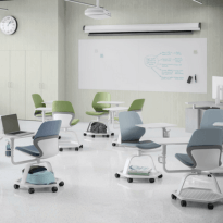 Chaises multimédias Mobistand 360 avec roulettes et tablette intégrée dans une salle de classe moderne – mobilier Aratice