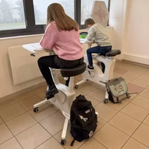 Un bureau, un velo, voici le Veloburo d'Aratice, un mobilier scolaire offrant une assise dynamique proposée pour permettre aux élèves hyperactif de rester concentrer sur les consignes et d'apprendre de manière plus efficace