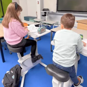 Travailler en mouvement avec le Veloburo permet de rester concentrer et apprendre efficacement tout en réduisant les troubles du comportement.