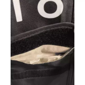 Pochette de rangement individuelle pour téléphone portable doublée d'un tissu métallique pour créer une cage de Faraday et rendre inactif les téléphones rangés à l'intérieur.