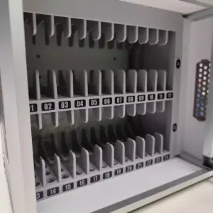 Emplacements numérotés pour smartphones dans le casier Araphone Box 24