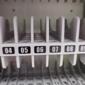 Emplacements numérotés pour smartphones dans le casier Araphone Box 24