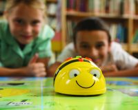 Enfants qui jouent avec le robot pédagogique Beebot