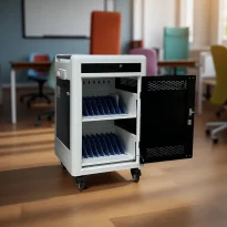 Chariot multimédia rempli de tablettes dans une salle de classe moderne – solutions numériques Aratice.